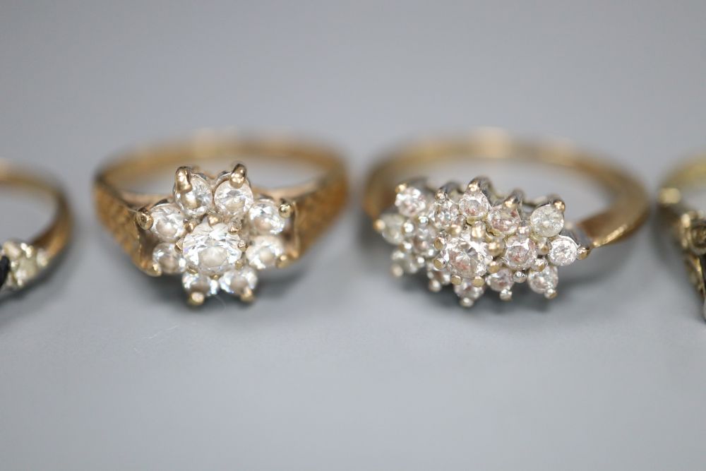An 18ct & plat illusion-set diamond ring and four assorted 9ct gold rings
